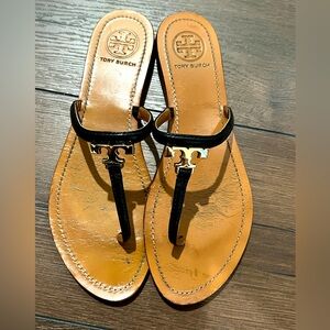 Tory Burch T Logo Flat black Thong Sandal size 9 gold Logo